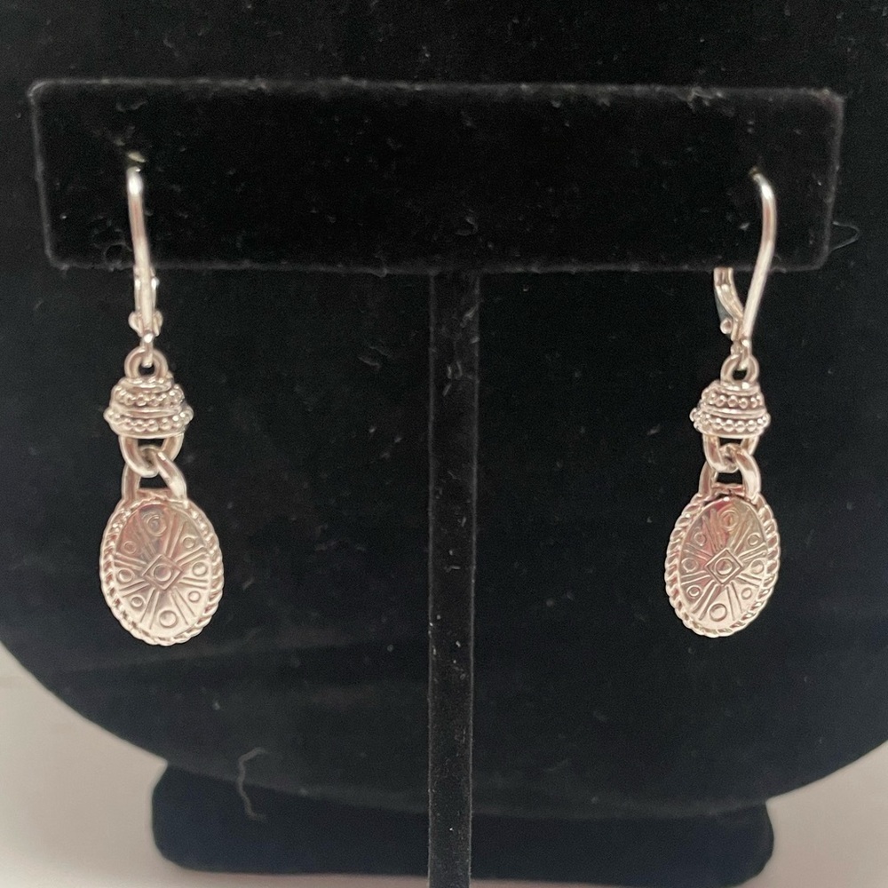 Gorgeous silver tone dangle earrings with a southwestern flair. Two pair